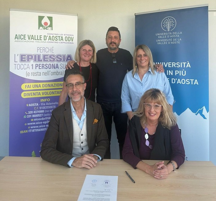 da sinistra verso destra: per AICE Valle d’Aosta ODV il Presidente Manuele Amateis, la simpatizzante Arabella Pezza, il volontario Erik Evolandro; per UNIVdA la docente di Didattica e Pedagogia speciale Nicole Bianquin e la Rettrice Manuela Ceretta da sinistra verso destra: per AICE Valle d’Aosta ODV il Presidente Manuele Amateis, la simpatizzante Arabella Pezza, il volontario Erik Evolandro; per UNIVdA la docente di Didattica e Pedagogia speciale Nicole Bianquin e la Rettrice Manuela Ceretta