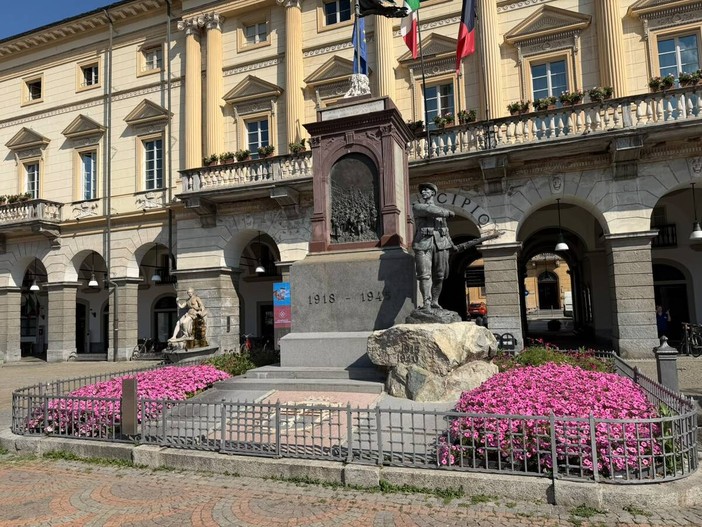 Il bello nascosto dalla macchia di sporco così come una nuvoletta copre il sole Il bello nascosto dalla macchia di sporco così come una nuvoletta copre il sole