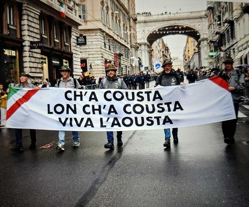 Lo striscione in via XX Settembre: da sinistra , Romeo Barailler, Ivan Barailler, Renato Ferraris, Davide Oreiller , Enrico Donnet Lo striscione in via XX Settembre: da sinistra , Romeo Barailler, Ivan Barailler, Renato Ferraris, Davide Oreiller , Enrico Donnet