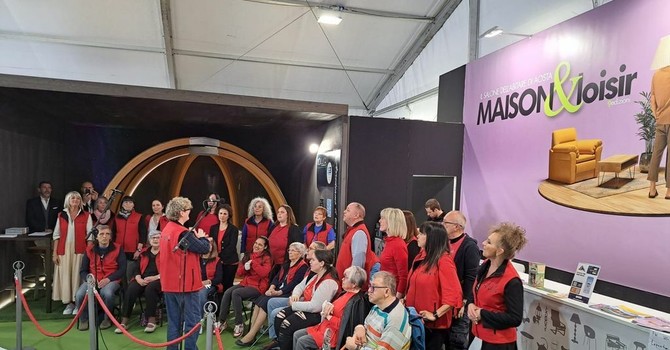 Il Coro Ali Ali in una esibizione a MaisonLoisir