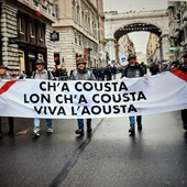 Lo striscione in via XX Settembre: da sinistra , Romeo Barailler, Ivan Barailler, Renato Ferraris, Davide Oreiller , Enrico Donnet