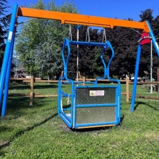 Quart invita a dondolarsi insieme: un’altalena per abbattere le barriere