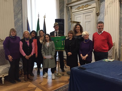 Foto di gruppo per la delegazione degli Alpini, i vertici del Comune di Aosta, la famiglia di Rebecca e i rappresentanti delle associazioni