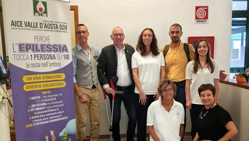 in alto da sin a dx: Manuele Amateis Presidente AICE VdA, Renzo Testolin Presidente della Regione, Eleonora Azais Terapista Neuro psicomotricità, Jacopo Luboz Direttore Distretto 1 AUSL e Arianna Vallet logopedista in alto da sin a dx: Manuele Amateis Presidente AICE VdA, Renzo Testolin Presidente della Regione, Eleonora Azais Terapista Neuro psicomotricità, Jacopo Luboz Direttore Distretto 1 AUSL e Arianna Vallet logopedista