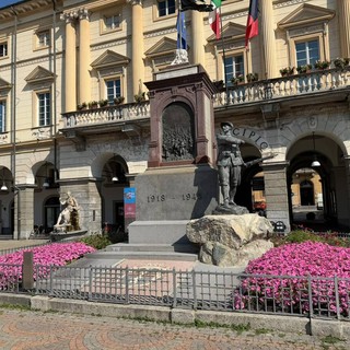 Il bello nascosto dalla macchia di sporco così come una nuvoletta copre il sole