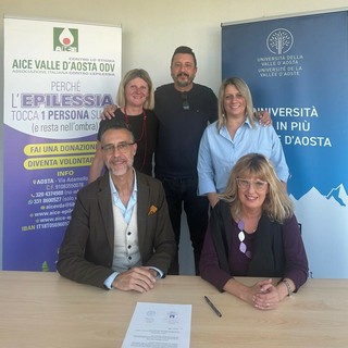 da sinistra verso destra: per AICE Valle d’Aosta ODV il Presidente Manuele Amateis, la simpatizzante Arabella Pezza, il volontario Erik Evolandro; per UNIVdA la docente di Didattica e Pedagogia speciale Nicole Bianquin e la Rettrice Manuela Ceretta