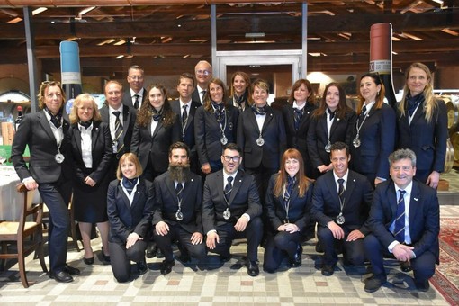 Nella foto, partire da sinistra, in basso: Marie-Claire Deanoz (degustatrice), Massimo Marconcini, Salvatore Contu, Alessandra De Agazio, Tiziano Artaz, Vincenzo Basile(degustatore); in seconda fila: Alessandra Consolati, Donatella Tagliaferri, Edi Henriet, Giovanni Bernardi Chiara Pignatelli, Chiara Paternoster, Angela Dayné, Sara Berti, Lara Charruaz, Stefania Felace, Tatiana Chunyaeva(degustatrice) ; in terza fila: Massimiliano Pession, Pierluigi Berti (degustatore), Nadine Chatrian Nella foto, partire da sinistra, in basso: Marie-Claire Deanoz (degustatrice), Massimo Marconcini, Salvatore Contu, Alessandra De Agazio, Tiziano Artaz, Vincenzo Basile(degustatore); in seconda fila: Alessandra Consolati, Donatella Tagliaferri, Edi Henriet, Giovanni Bernardi Chiara Pignatelli, Chiara Paternoster, Angela Dayné, Sara Berti, Lara Charruaz, Stefania Felace, Tatiana Chunyaeva(degustatrice) ; in terza fila: Massimiliano Pession, Pierluigi Berti (degustatore), Nadine Chatrian