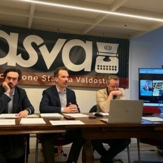 Al centro Alessandro Mano, segretario dell'Associazione Stampa Valdostana - FNSI. A sn. Il tesoriere Thomas Piccot e a ds François domaine presidente dell'Assemblea