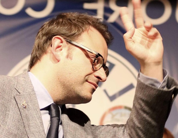 Stefano Aggravi sembra impartire la benedizione al termine del De Profundis