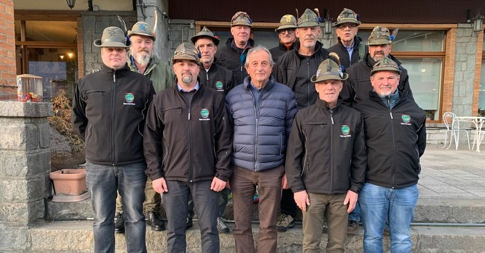 In primo piano da sx il tesoriere Diego Griso, il vecchio Capogruppo Albet Joseph Betemps, il Sindaco Paolo Cheney, il nuovo Capogruppo Roberto Armenghi, Ives Riban, dietro da sx Luigi Bozzetti, Ezio Gemelli, Fabio Pasquettaz, il Vicecapogruppo Stefano Menegolo, dietro da sx Daniele Maggiori, il segretario Gianluca Giovanardi e Claudio Giachino.