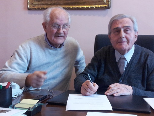 Luigino Valle (sn) e don Ferruccio Brunod alla firma del contratto. Don Brunod è morto il 1 maggio 2022 Luigino Valle (sn) e don Ferruccio Brunod alla firma del contratto. Don Brunod è morto il 1 maggio 2022