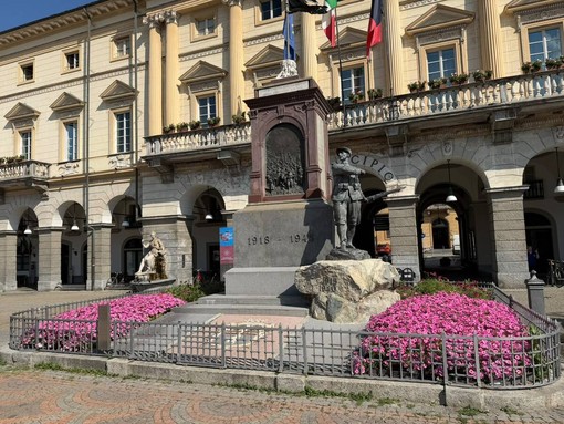 Il bello nascosto dalla macchia di sporco così come una nuvoletta copre il sole