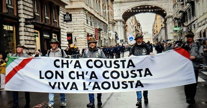 Lo striscione in via XX Settembre: da sinistra , Romeo Barailler, Ivan Barailler, Renato Ferraris, Davide Oreiller , Enrico Donnet Lo striscione in via XX Settembre: da sinistra , Romeo Barailler, Ivan Barailler, Renato Ferraris, Davide Oreiller , Enrico Donnet