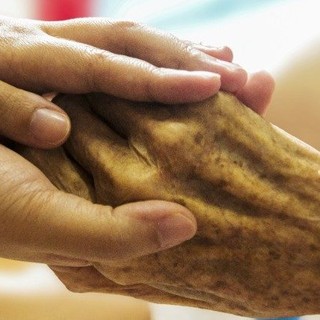 Strattoni, insulti e crudeltà: anziana maltrattata nella microcomunità, due oss sospese