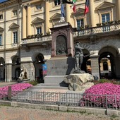 Il bello nascosto dalla macchia di sporco così come una nuvoletta copre il sole Il bello nascosto dalla macchia di sporco così come una nuvoletta copre il sole