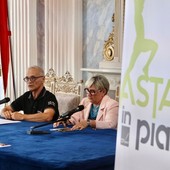 Fulvio Assanti, organizzatore della serata, e l'assessora Alina Sapinet Fulvio Assanti, organizzatore della serata, e l'assessora Alina Sapinet