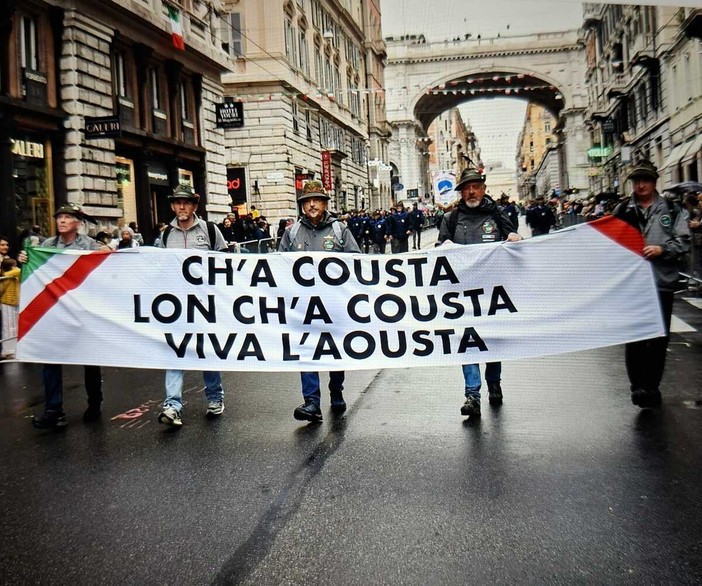 Lo striscione in via XX Settembre: da sinistra , Romeo Barailler, Ivan Barailler, Renato Ferraris, Davide Oreiller , Enrico Donnet