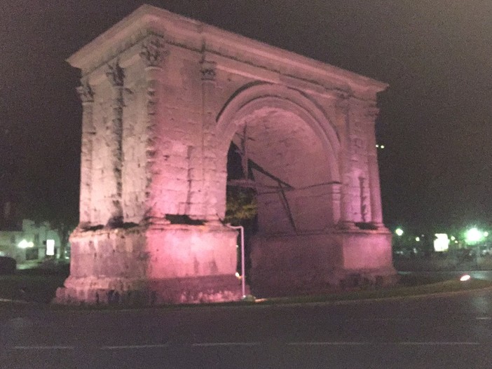 L'Arco d'Augusto illuminato di rosa