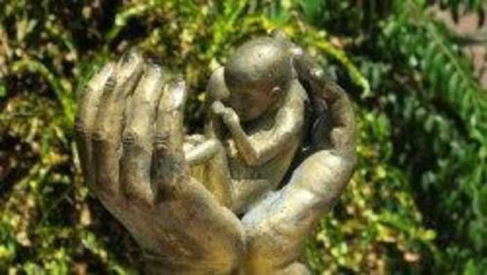 Aborto, quando la scelta non è davvero libera: il dovere di una società di non lasciare sola una donna Aborto, quando la scelta non è davvero libera: il dovere di una società di non lasciare sola una donna