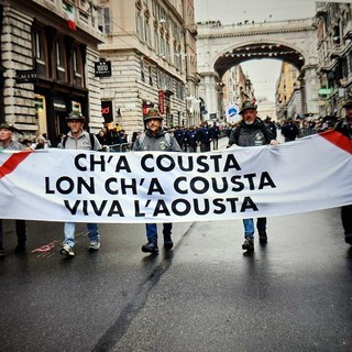Lo striscione in via XX Settembre: da sinistra , Romeo Barailler, Ivan Barailler, Renato Ferraris, Davide Oreiller , Enrico Donnet