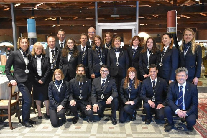 Nella foto, partire da sinistra, in basso: Marie-Claire Deanoz (degustatrice), Massimo Marconcini, Salvatore Contu, Alessandra De Agazio, Tiziano Artaz, Vincenzo Basile(degustatore); in seconda fila: Alessandra Consolati, Donatella Tagliaferri, Edi Henriet, Giovanni Bernardi Chiara Pignatelli, Chiara Paternoster, Angela Dayné, Sara Berti, Lara Charruaz, Stefania Felace, Tatiana Chunyaeva(degustatrice) ; in terza fila: Massimiliano Pession, Pierluigi Berti (degustatore), Nadine Chatrian Nella foto, partire da sinistra, in basso: Marie-Claire Deanoz (degustatrice), Massimo Marconcini, Salvatore Contu, Alessandra De Agazio, Tiziano Artaz, Vincenzo Basile(degustatore); in seconda fila: Alessandra Consolati, Donatella Tagliaferri, Edi Henriet, Giovanni Bernardi Chiara Pignatelli, Chiara Paternoster, Angela Dayné, Sara Berti, Lara Charruaz, Stefania Felace, Tatiana Chunyaeva(degustatrice) ; in terza fila: Massimiliano Pession, Pierluigi Berti (degustatore), Nadine Chatrian