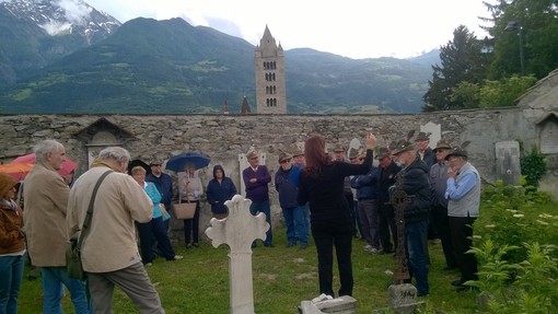 Nelle foto la ricercatrice Daniela Bernini ed il gruppo di visitatori e di alpini Nelle foto la ricercatrice Daniela Bernini ed il gruppo di visitatori e di alpini