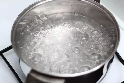 Acqua contaminata ad Aosta: il rubinetto non basta più. E il Comune deve spiegare perché Acqua contaminata ad Aosta: il rubinetto non basta più. E il Comune deve spiegare perché