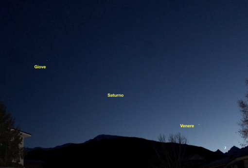 Foto presa il 6 dicembre, quando una sottile falce di Luna si aggiungeva all’allineamento dei tre pianeti