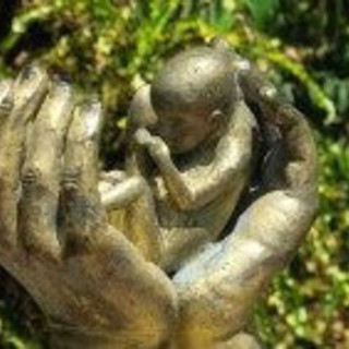 Aborto, quando la scelta non è davvero libera: il dovere di una società di non lasciare sola una donna