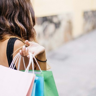 Saldi estivi 2026: al via il 4 luglio, ma il caro-vita frena gli acquisti