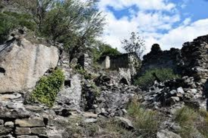 Paesi e frazioni abbandonati, una ricchezza da restituire: il modello cooperativo per rianimare le Alpi