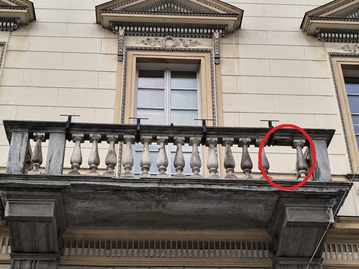 Aosta: Distacco di un elemento in pietra del balcone del Municipio Aosta: Distacco di un elemento in pietra del balcone del Municipio