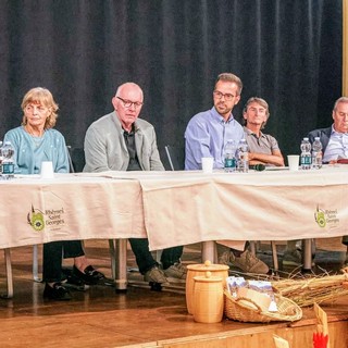 Da sinistra verso destra l’autrice  Maria della Volpe, la sindaca di Rhêmes Saint Georges Nella Therisod, il presidente della Giunta della regione Valle D’Aosta Renzo Testolin, il moderatore della serata e Cerimoniere del Leo Club Valle D’Aosta Laurent Mattia Braga, il Professore Alessandro Désandré e il Professore Robert Louvin