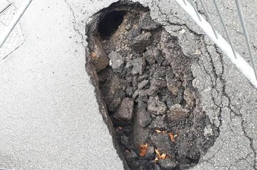 La buca apertasi in via Festaz ad Aosta La buca apertasi in via Festaz ad Aosta