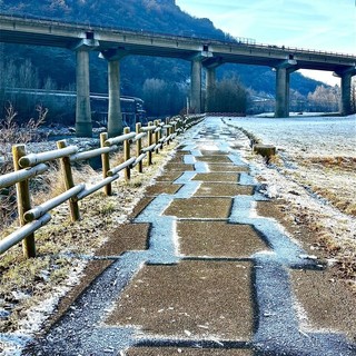 [17:57, 18/01/2026] Maurizio Moncada: Titolo: l’ombra sulla strada si congela .
