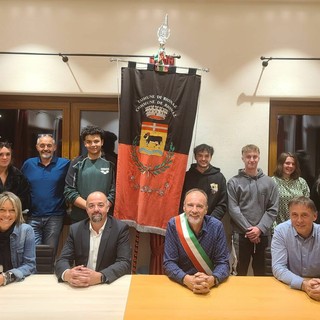 eduti da sx l’Assessore Chantal Giachino, il Vicesindaco Albert Joseph Betemps, il Sindaco Valter Nicase e l’Assessore Paolo Barailler. In piedi da sx i consiglieri Jotaz Petitjacques Sharon, Patrizio Bionaz, Simon Carvalho, Mathieu Betemps, Andrea Cecchelero, Noemi Betemps e Maura Petitjacques