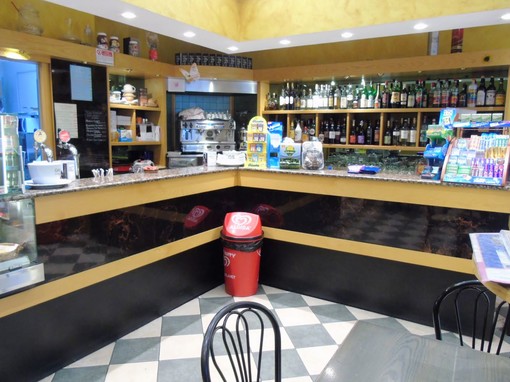 CASA SUBITO IN VALLE D'AOSTA: Bar - Tavola Fredda in vendita ad Aosta, viale dei Partigiani