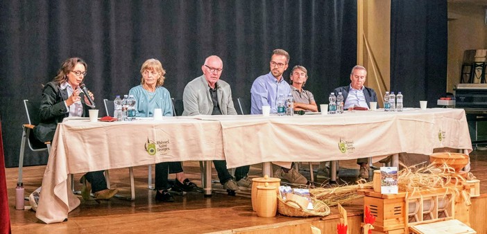 Da sinistra verso destra l’autrice  Maria della Volpe, la sindaca di Rhêmes Saint Georges Nella Therisod, il presidente della Giunta della regione Valle D’Aosta Renzo Testolin, il moderatore della serata e Cerimoniere del Leo Club Valle D’Aosta Laurent Mattia Braga, il Professore Alessandro Désandré e il Professore Robert Louvin