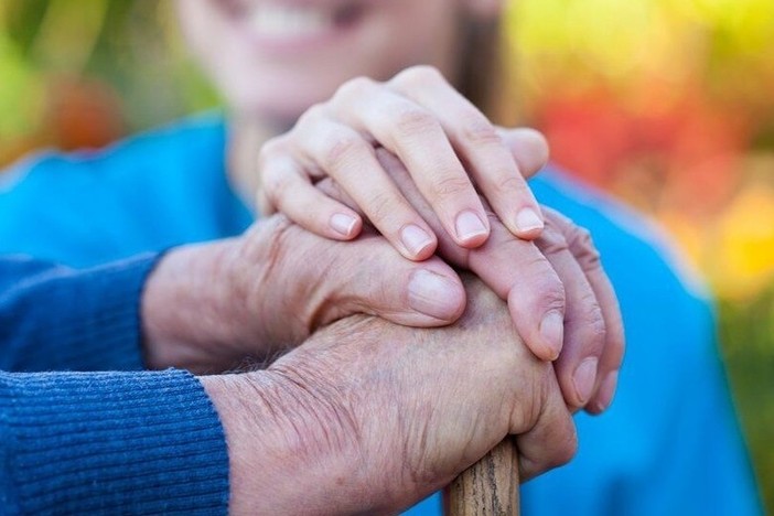 Caregiver, la Valle d’Aosta sfida lo Stato: più fondi sì, ma serve uno status vero