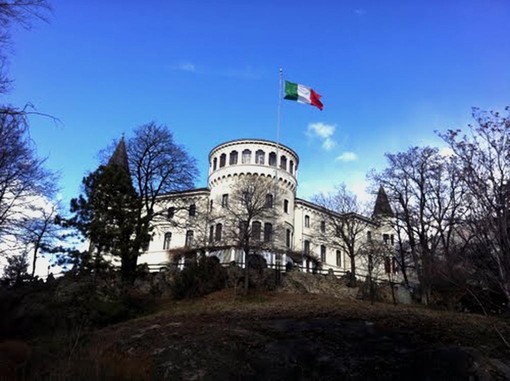 IL CASTELLO CANTORE DI AOSTA SI ILLUMINA DI VIOLA PER LA GIORNATA MONDIALE DELLA FIBROMIALGIA