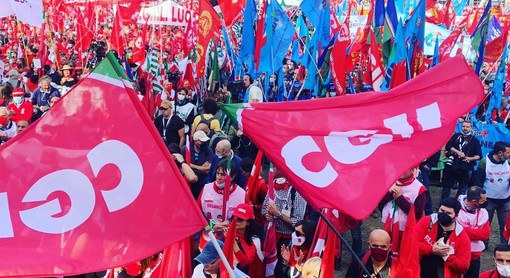 Sciopero, valigie e bandiere: La CGIL VdA manifesta a Torino