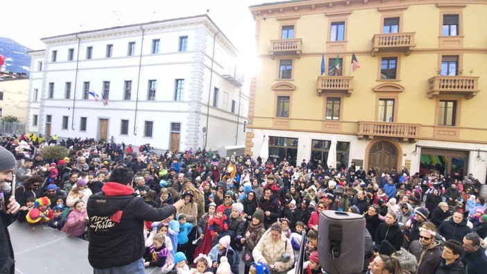 Piazza Roncas di Aosta si accende per la prima edizione del Carnevale dei bimbi Piazza Roncas di Aosta si accende per la prima edizione del Carnevale dei bimbi