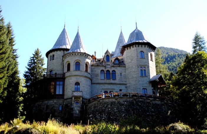 Arredi storici di Castel Savoia entrano nel patrimonio culturale regionale