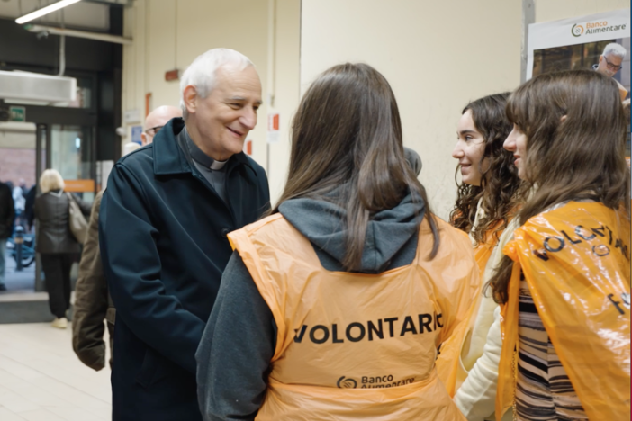 Il cardinale Zuppi con alcune volontarie Il cardinale Zuppi con alcune volontarie