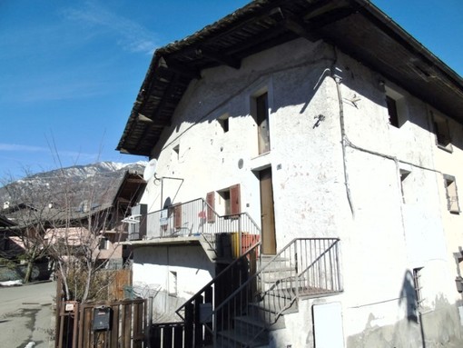 CASA SUBITO IN VALLE D'AOSTA: Alloggio indipendente con 2 camere in vendita a Gressan, La Cure de Chevrot