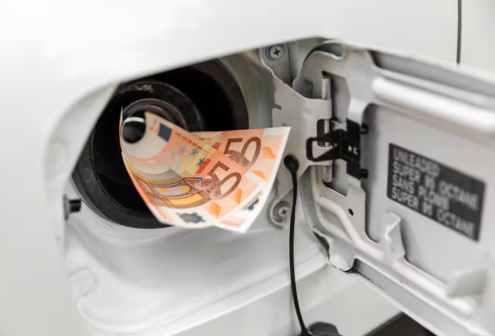 Carburanti: le quotazioni in picchiata, ma i prezzi scendono troppo lentamente