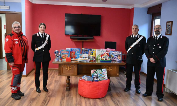I Carabinieri di Aosta donano giocattoli alla Croce Rossa I Carabinieri di Aosta donano giocattoli alla Croce Rossa