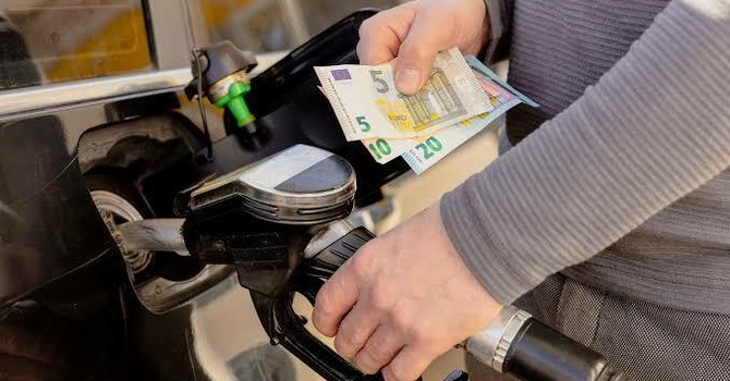 Carburanti: dall’inizio del conflitto le compagnie hanno applicato un sovrapprezzo medio di 19,67 centesimi sui prezzi dei carburanti. Carburanti: dall’inizio del conflitto le compagnie hanno applicato un sovrapprezzo medio di 19,67 centesimi sui prezzi dei carburanti.