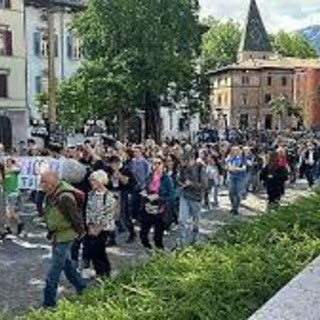 A Trento la protesta contro il nuovo Centro di permanenza per il rimpatrio. (ph. lapiazzaweb)