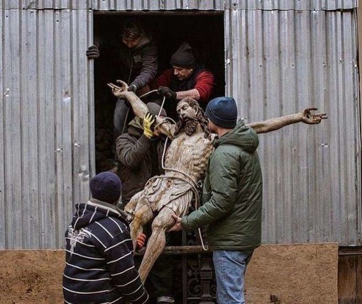La foto di André Luis Alvarez diventata virale che mostra il Cristo ligneo di Leopoli portato in salvo